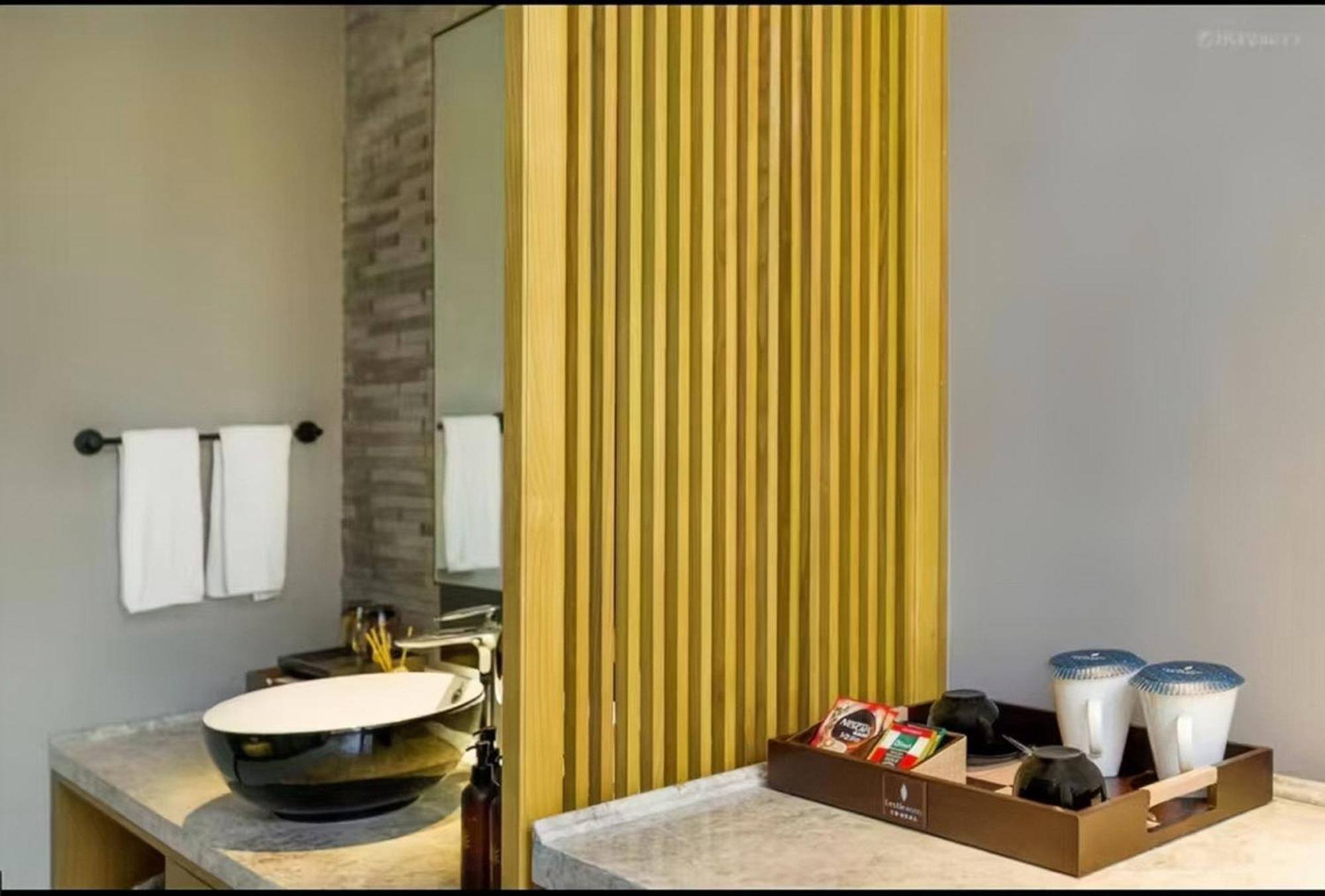 Mehood Lestie International Hotel Nancun Wanbo Metro Station Branch - Free Shuttle Bus To Canton Fair Complex During Canton Fair Period & Free Breakfast & Free Afternoon Tea & Free Midnight Snack & Free Vpn Internet Access Buitenkant foto