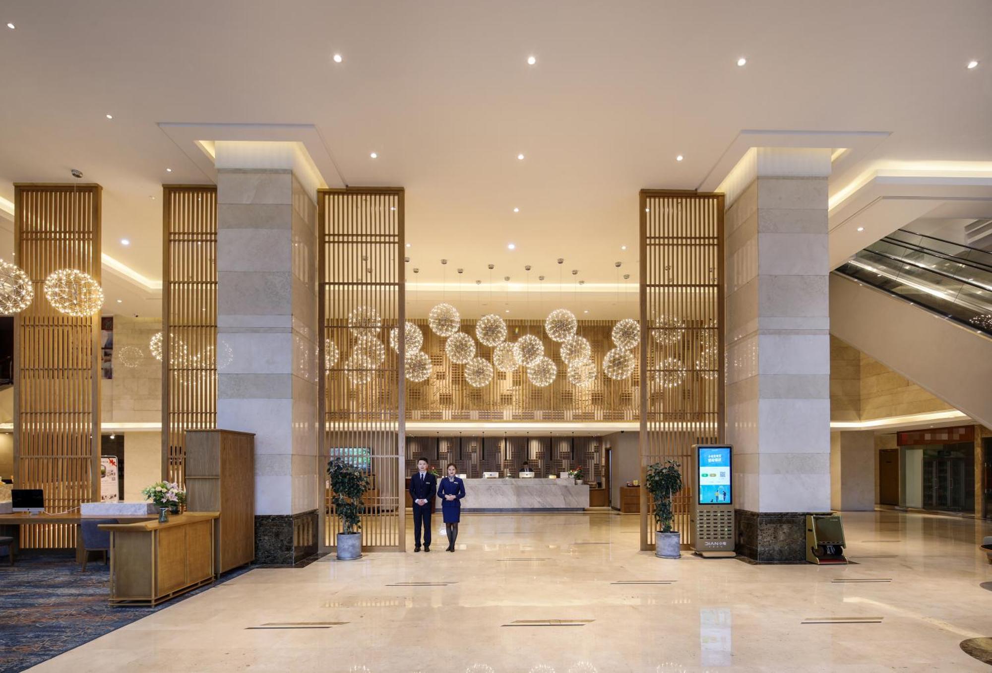 Mehood Lestie International Hotel Nancun Wanbo Metro Station Branch - Free Shuttle Bus To Canton Fair Complex During Canton Fair Period & Free Breakfast & Free Afternoon Tea & Free Midnight Snack & Free Vpn Internet Access Buitenkant foto