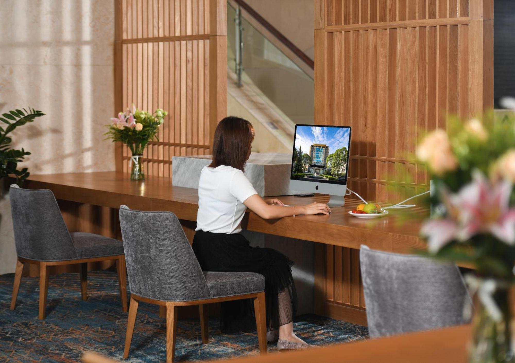 Mehood Lestie International Hotel Nancun Wanbo Metro Station Branch - Free Shuttle Bus To Canton Fair Complex During Canton Fair Period & Free Breakfast & Free Afternoon Tea & Free Midnight Snack & Free Vpn Internet Access Buitenkant foto